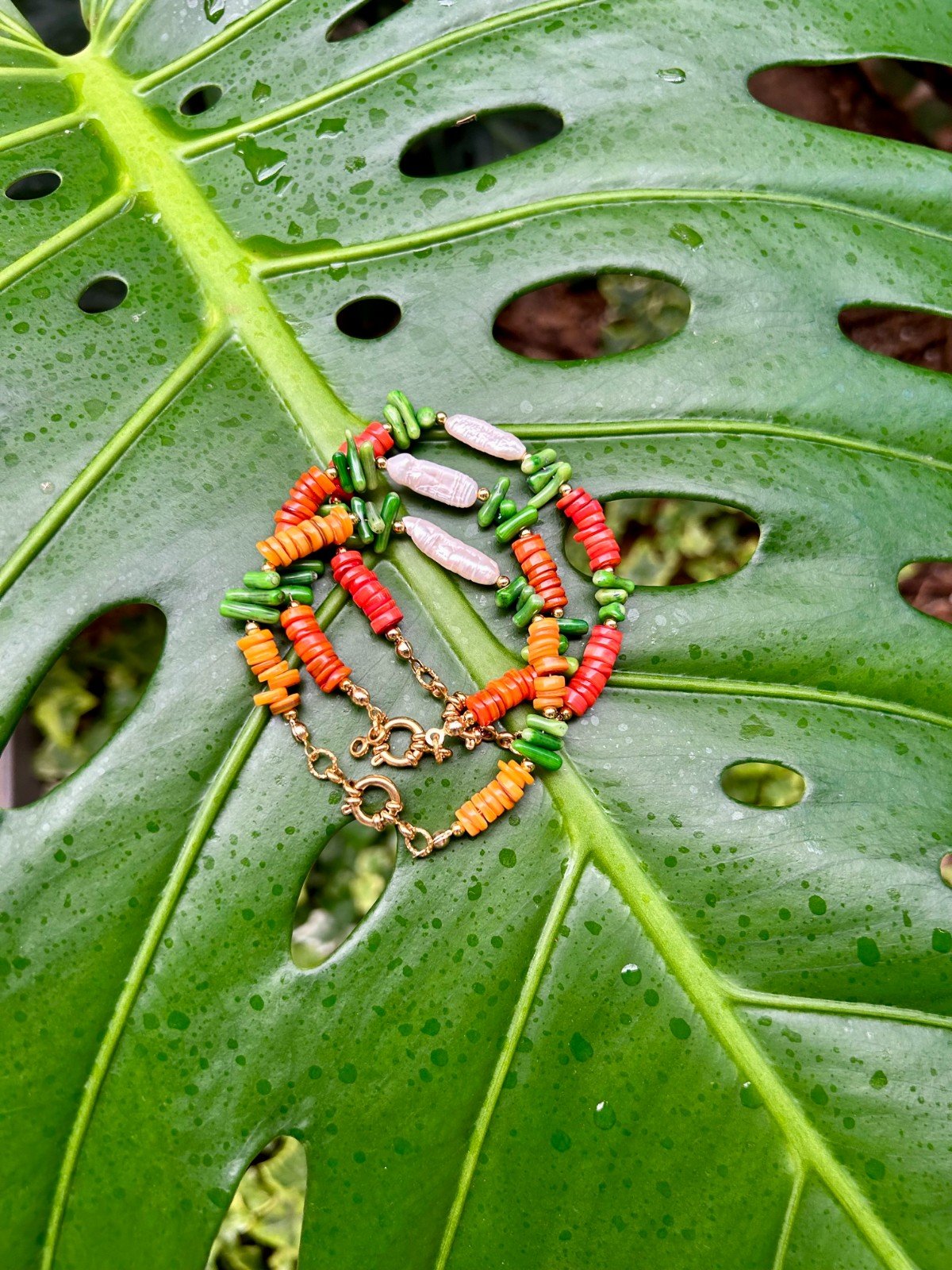 Handgemaakte tropische ocean armbanden met schelpkralen en zoetwaterparel