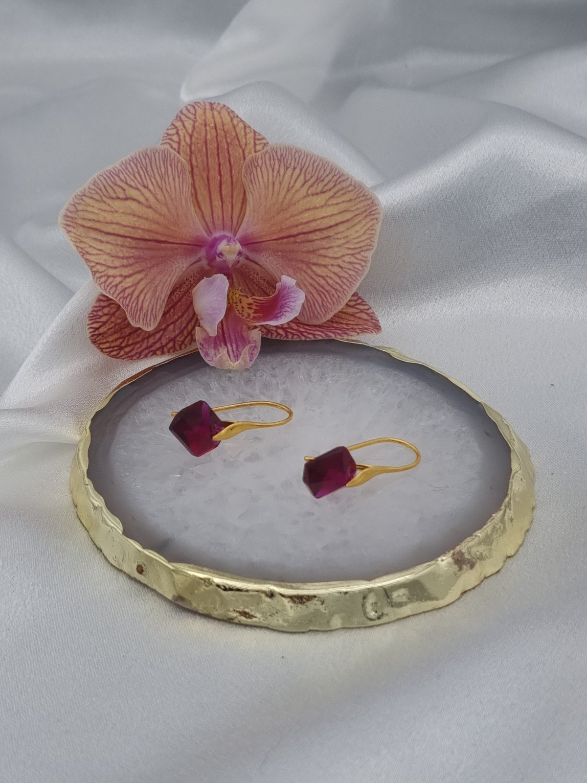 Vergulde oorbellen met kristallen hangers - fuchsia