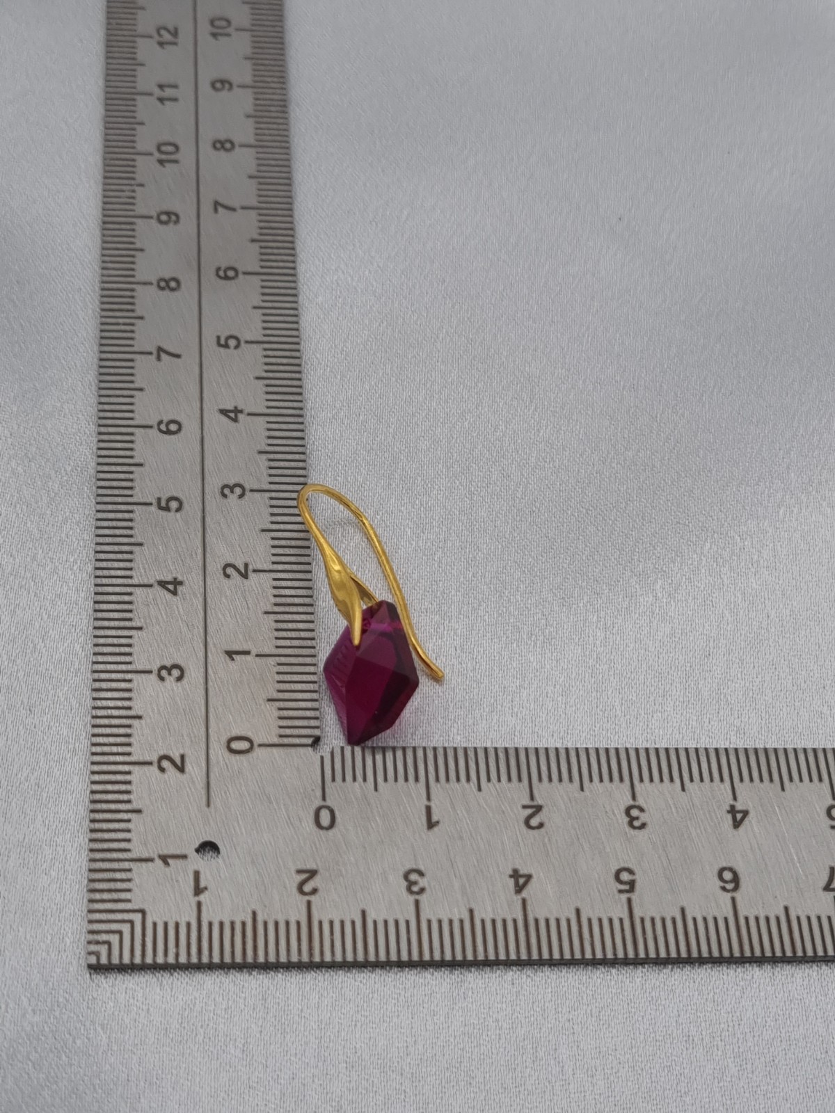 Vergulde oorbellen met kristallen hangers - fuchsia