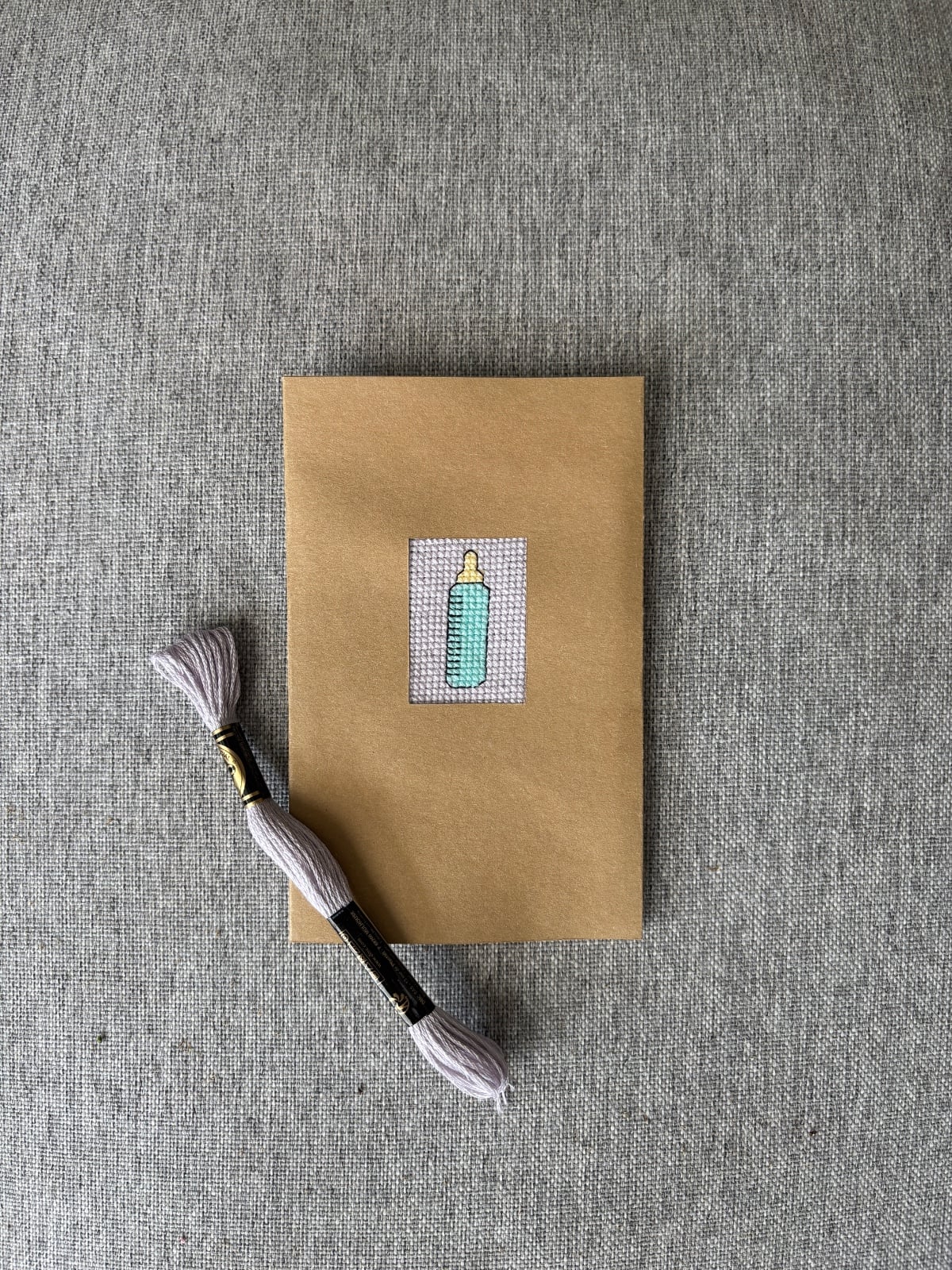 |Wenskaart flesje| - 72564.jpeg Handgeborduurde wenskaart flesje