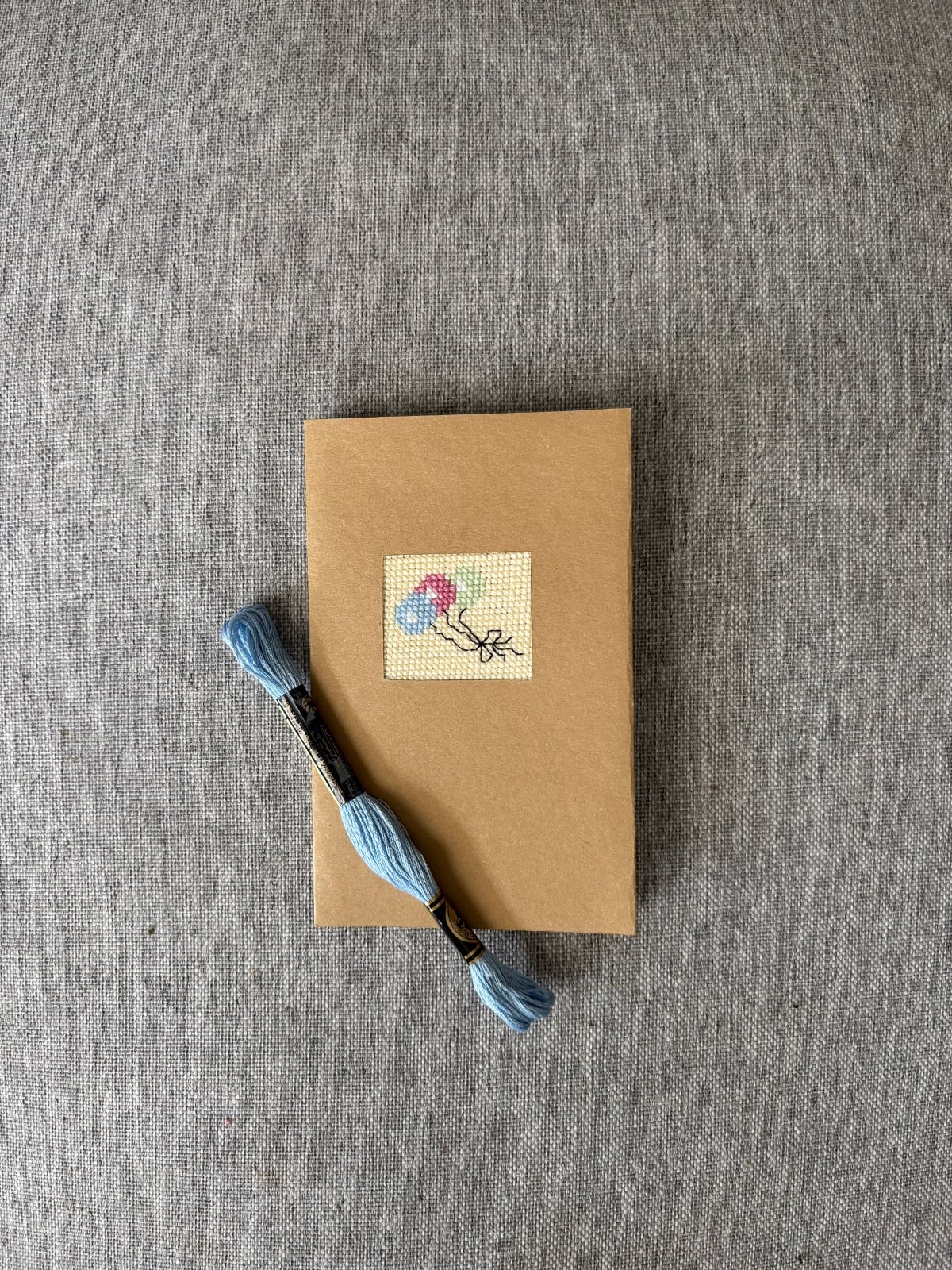 |Wenskaart tros ballonnen| - 72563.jpeg Handgeborduurde wenskaart tros ballonnen