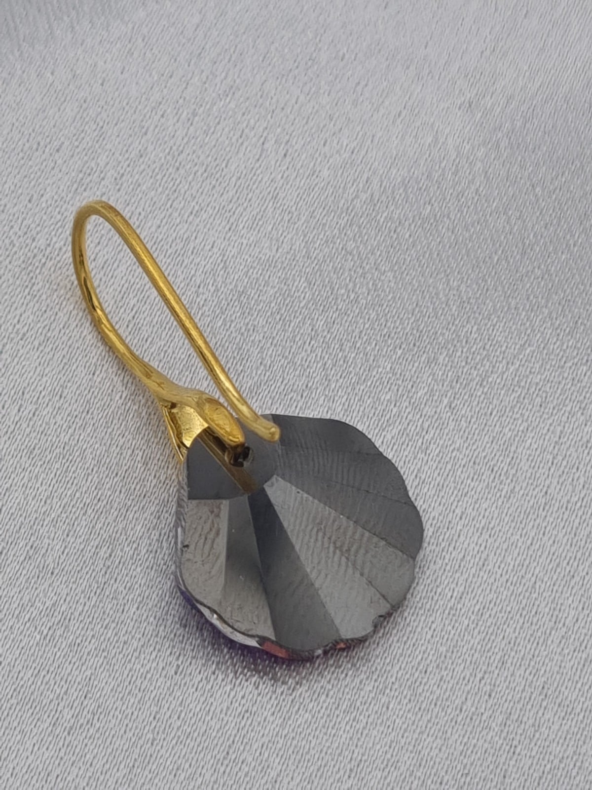 Vergulde oorbellen met kristallen schelp - diep paars/blauw - 75174.jpeg Vergulde oorbellen met kristallen schelp - diep paars/blauw