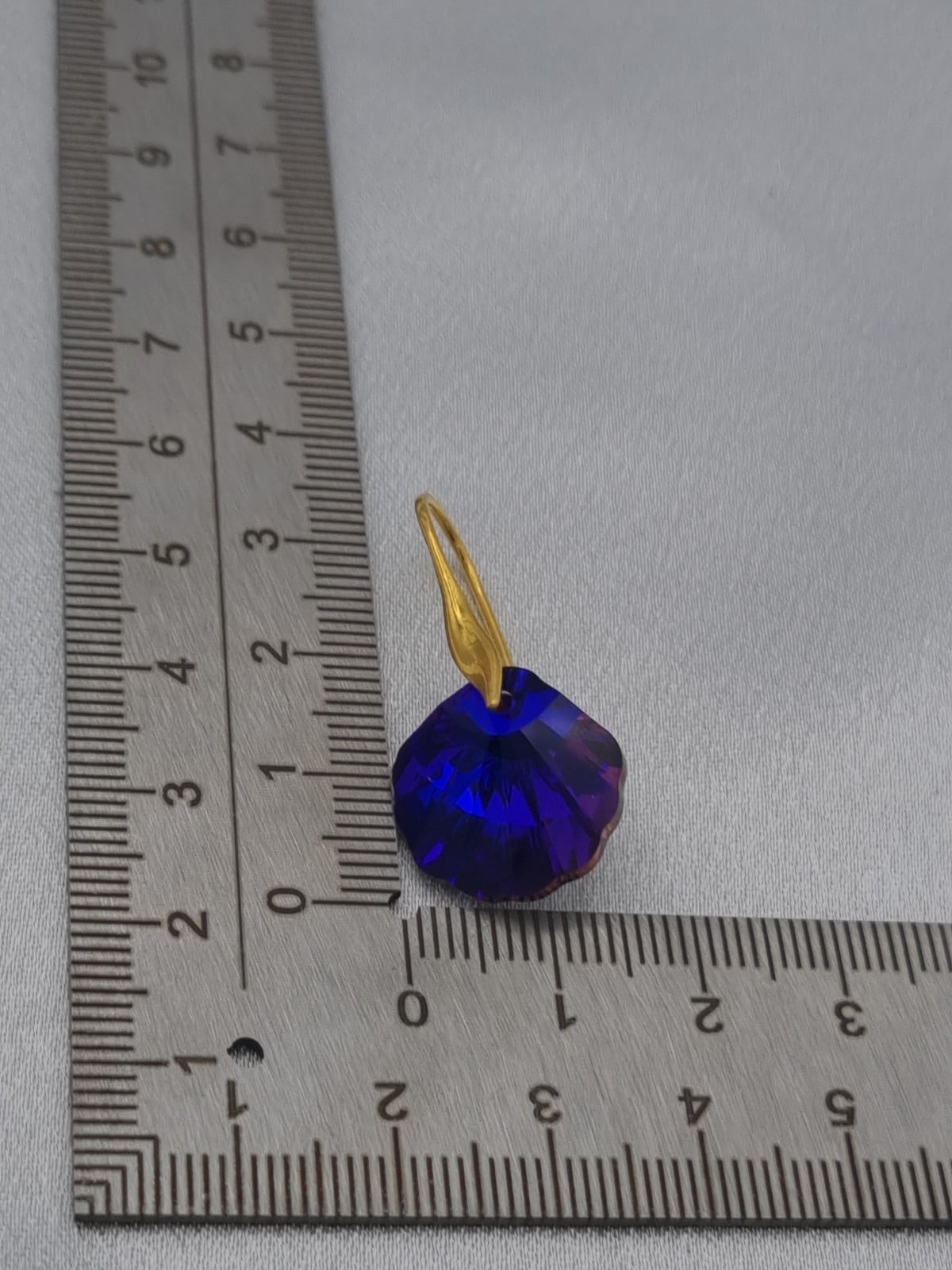 Vergulde oorbellen met kristallen schelp - diep paars/blauw - 75176.jpeg Vergulde oorbellen met kristallen schelp - diep paars/blauw