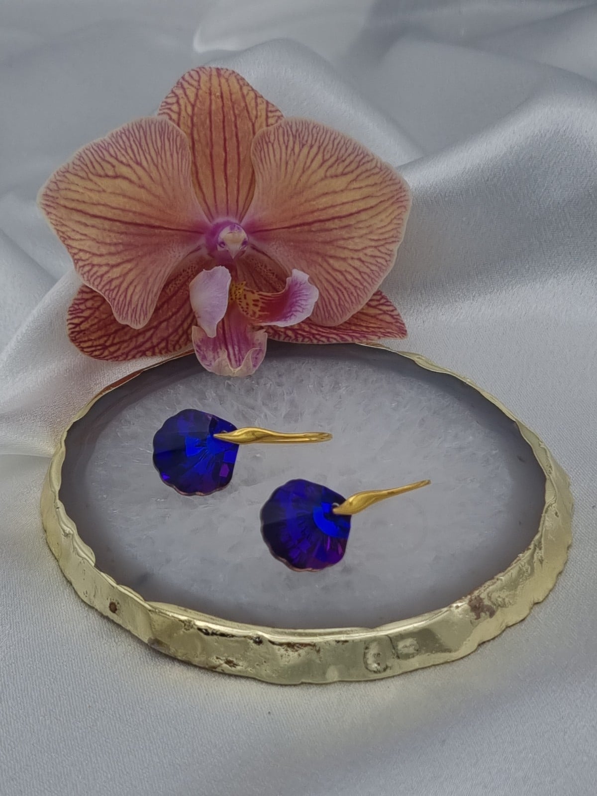 Vergulde oorbellen met kristallen schelp - diep paars/blauw - 75177.jpeg Vergulde oorbellen met kristallen schelp - diep paars/blauw