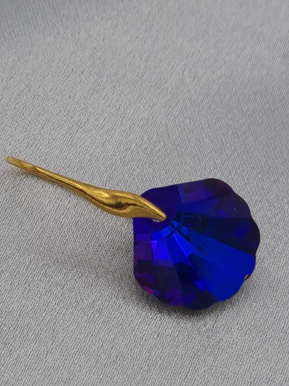 Vergulde oorbellen met kristallen schelp - diep paars/blauw - 75178.jpeg Vergulde oorbellen met kristallen schelp - diep paars/blauw