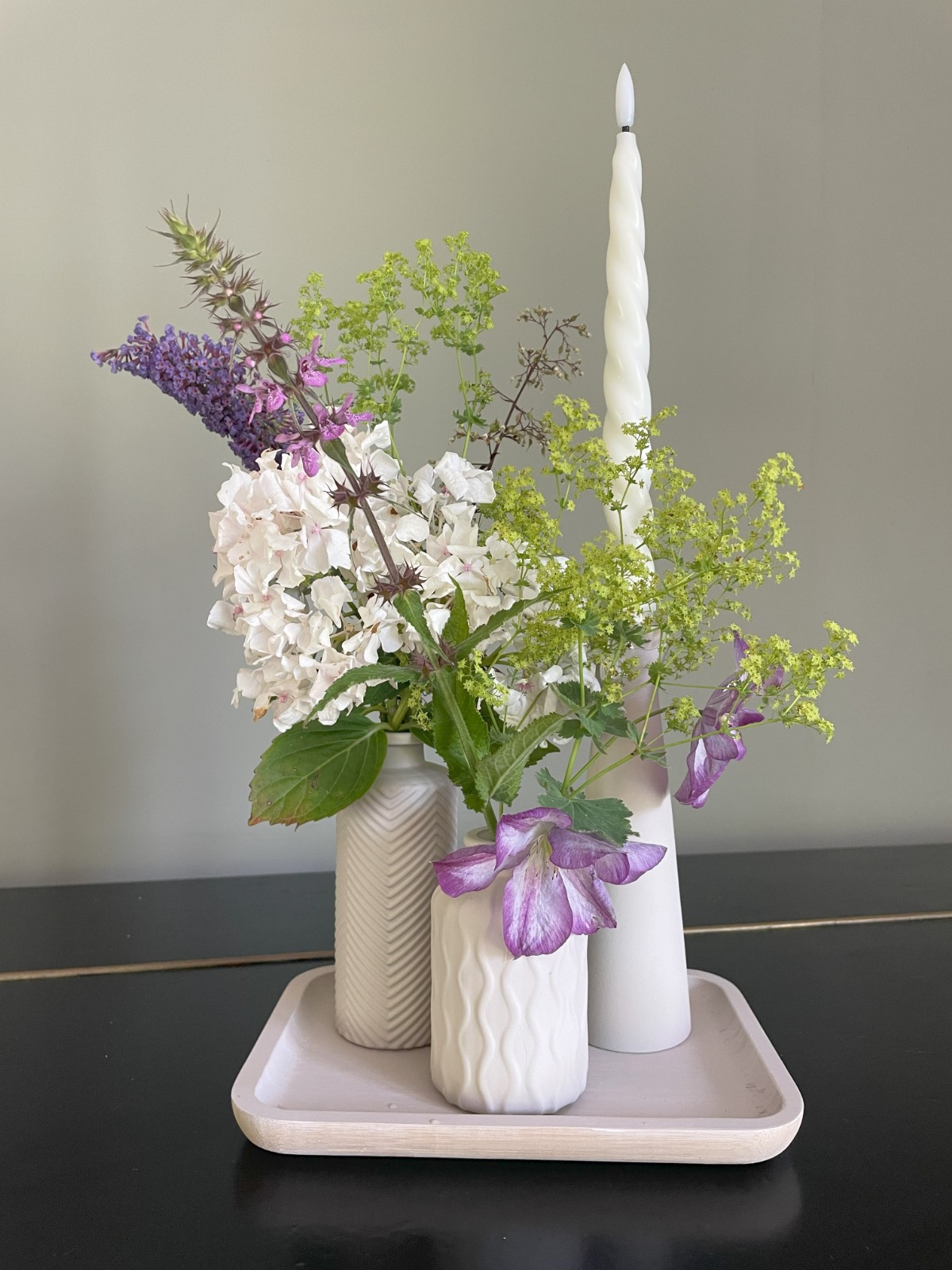 Bloemenplank met kaarsenstandaard recycled - 76953.jpeg Bloemenplank met kaarsenstandaard recycled