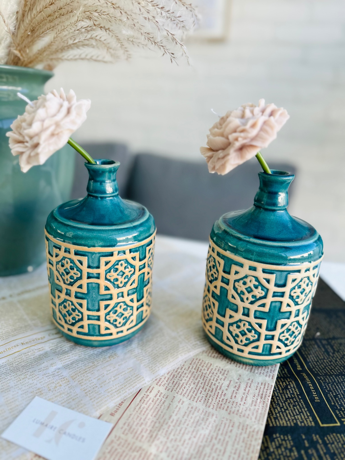 Blossom Glow – Geurkaars in bloemvorm in blauwe keramieken vaas