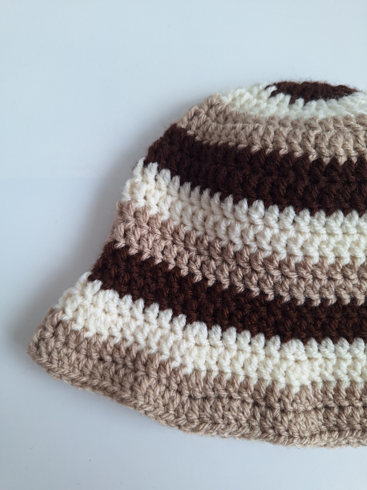 Gehaakt baby zonnehoedje 'Bruin, crème en beige'