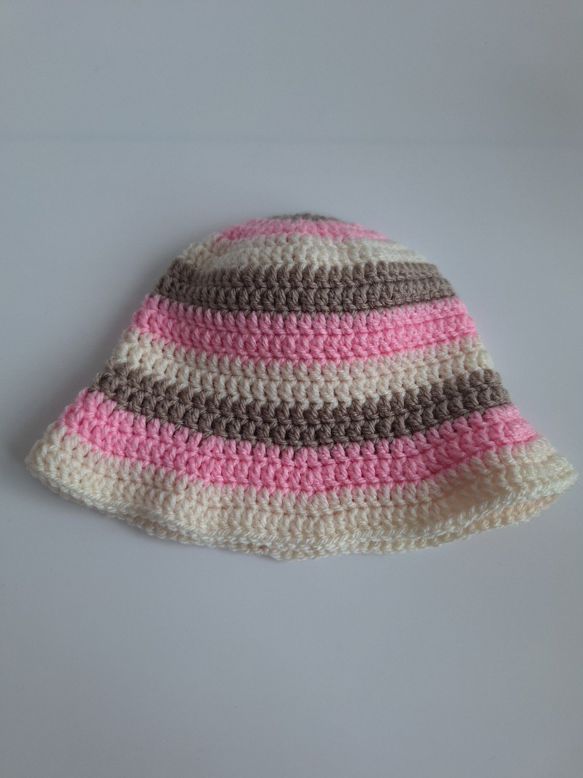 Gehaakt baby zonnehoedje 'Roze, crème en beige'