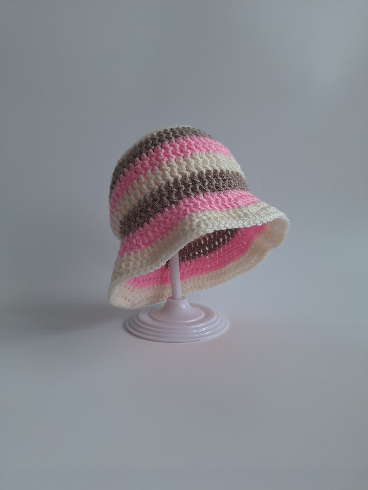 Gehaakt baby zonnehoedje 'Roze, crème en beige'