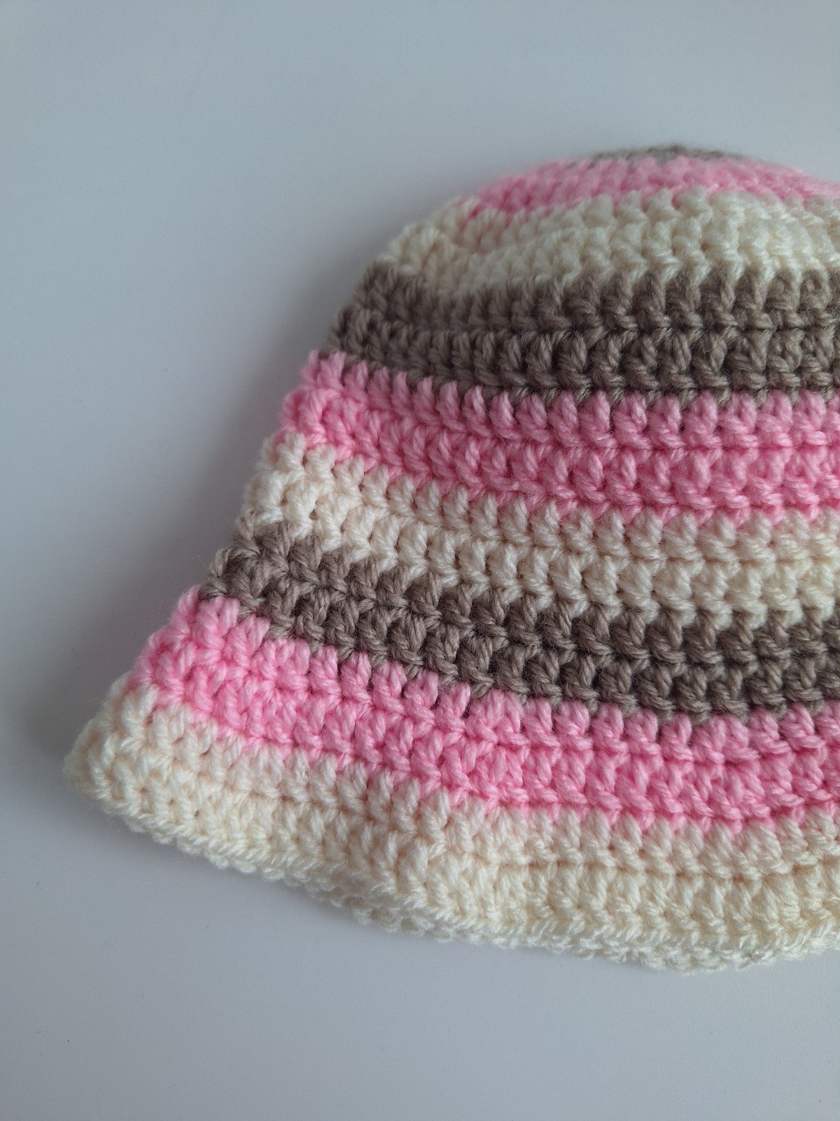 Gehaakt baby zonnehoedje 'Roze, crème en beige'