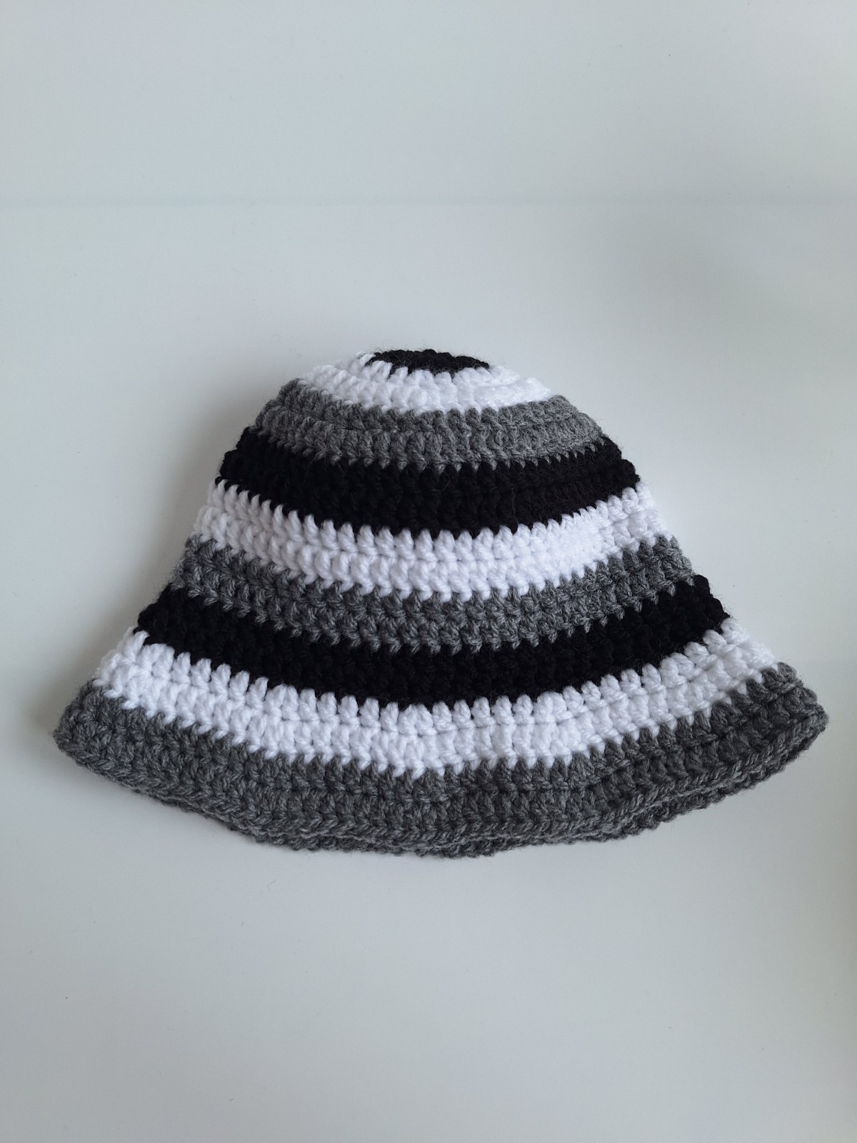 Gehaakt baby zonnehoedje 'Zwart, wit en grijs'