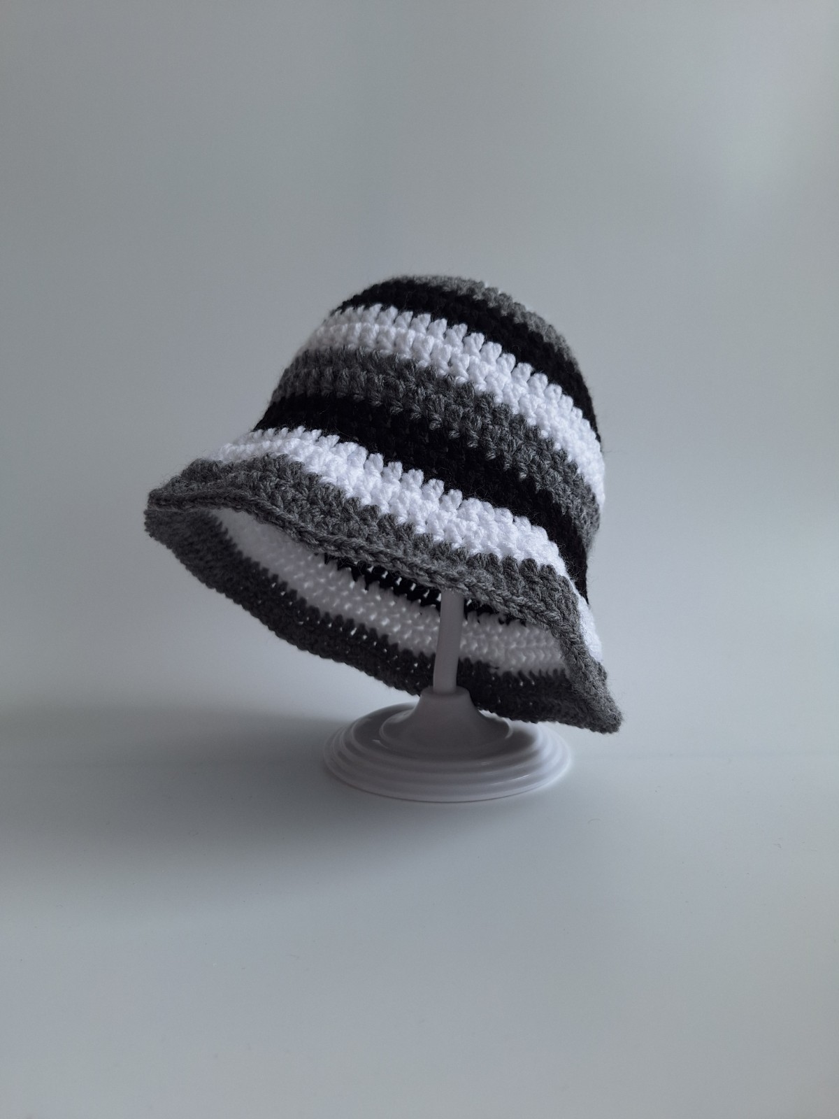 Gehaakt baby zonnehoedje 'Zwart, wit en grijs'