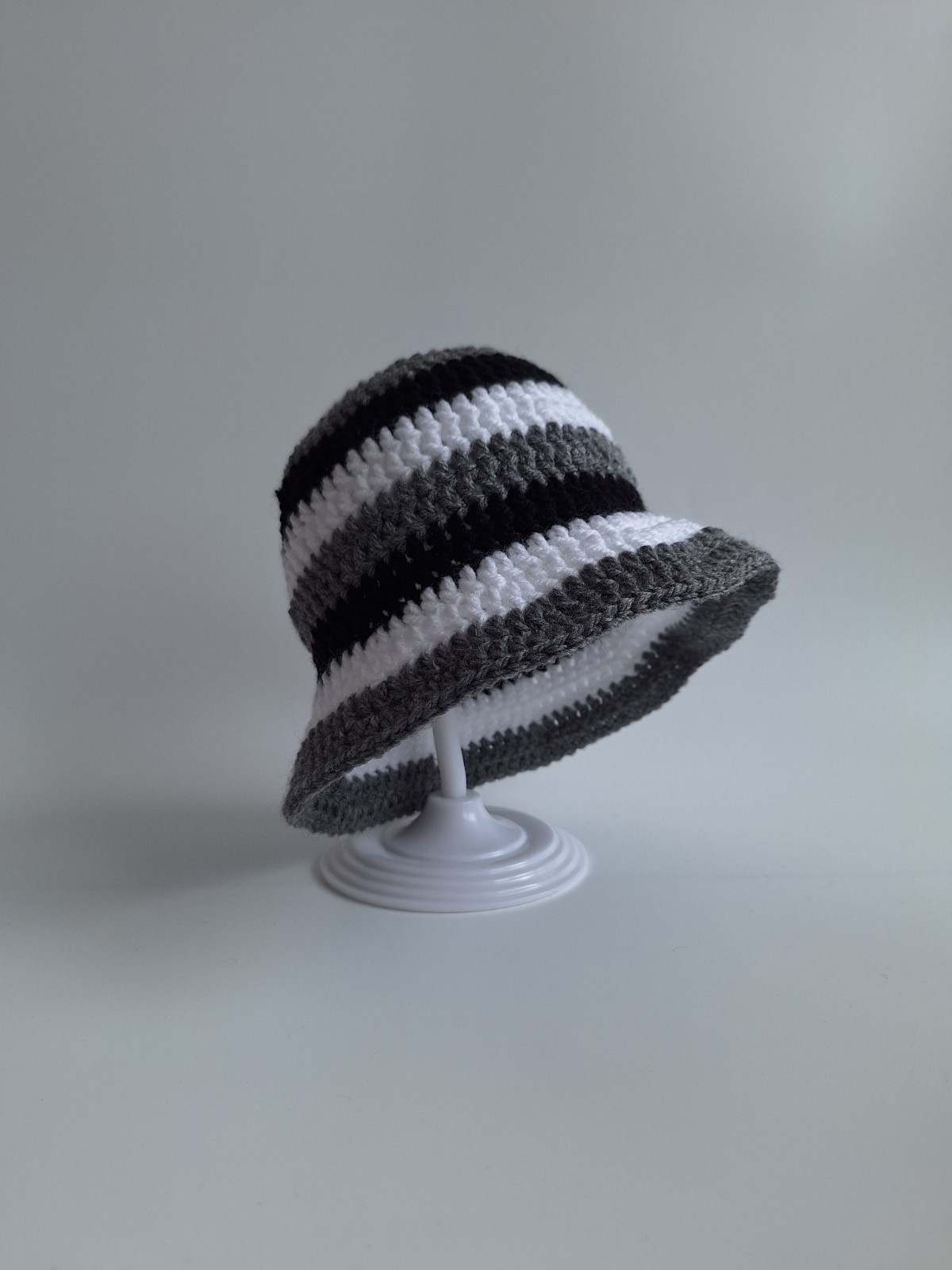 Gehaakt baby zonnehoedje 'Zwart, wit en grijs'