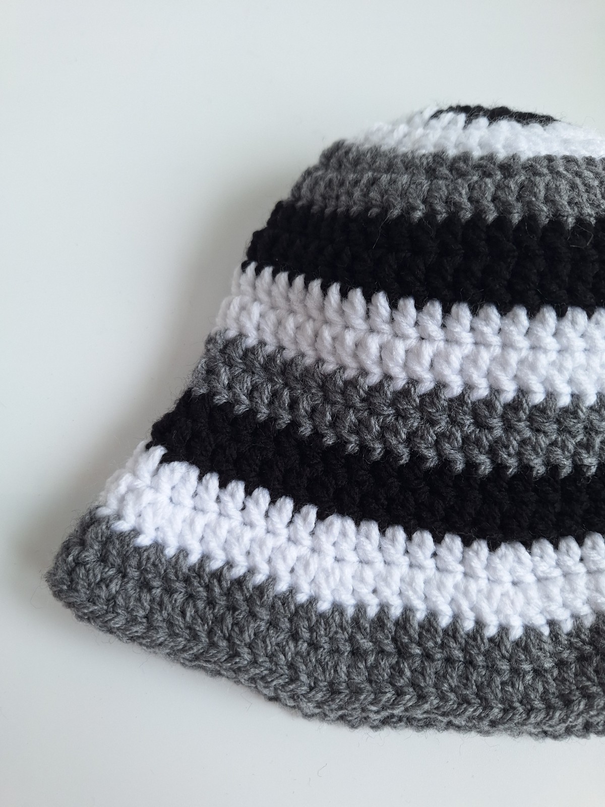 Gehaakt baby zonnehoedje 'Zwart, wit en grijs'