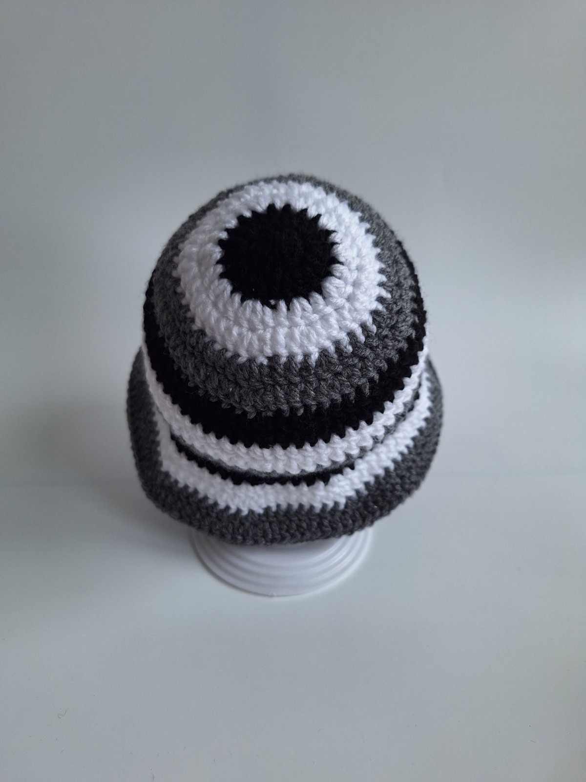 Gehaakt baby zonnehoedje 'Zwart, wit en grijs'