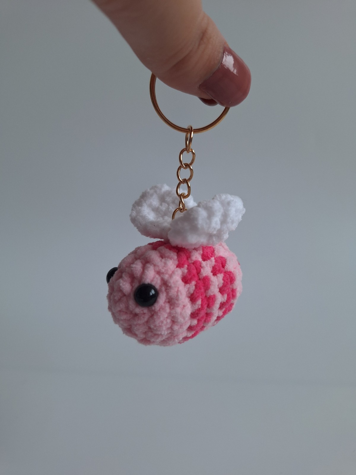 Gehaakte sleutelhanger 'Framboos bij'