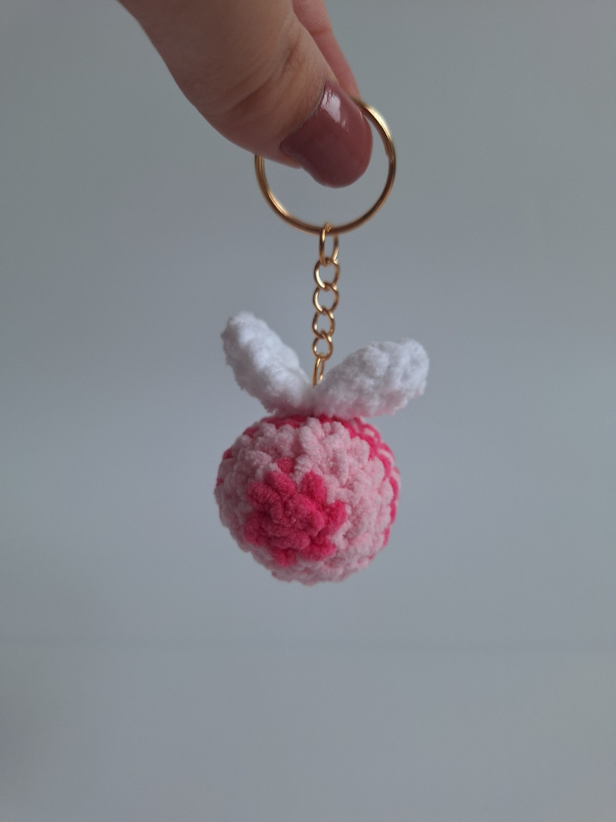 Gehaakte sleutelhanger 'Framboos bij'