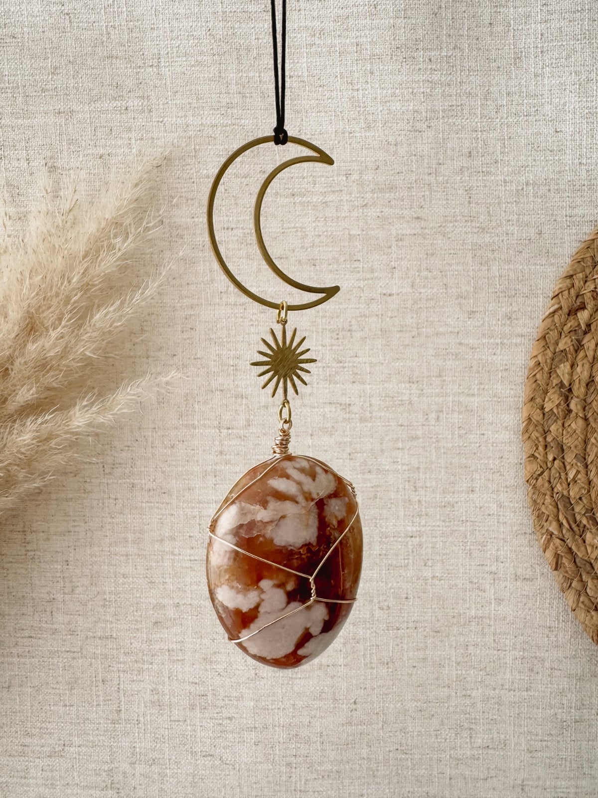 Handgemaakte decoratieve hanger met bloemagaat: voor rust, groei en zachte energie in huis - 76812.jpeg Handgemaakte decoratieve hanger met bloemagaat: voor rust, groei en zachte energie in huis