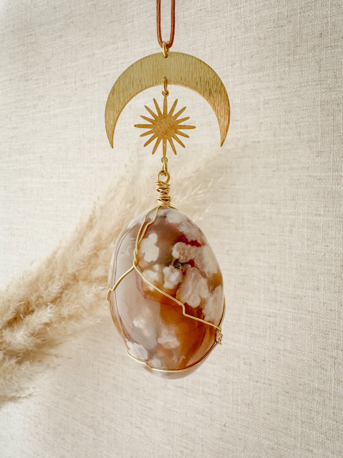 Handgemaakte decoratieve hanger met bloemagaat: voor rust, groei en zachte energie in huis - 76817.jpeg Handgemaakte decoratieve hanger met bloemagaat: voor rust, groei en zachte energie in huis