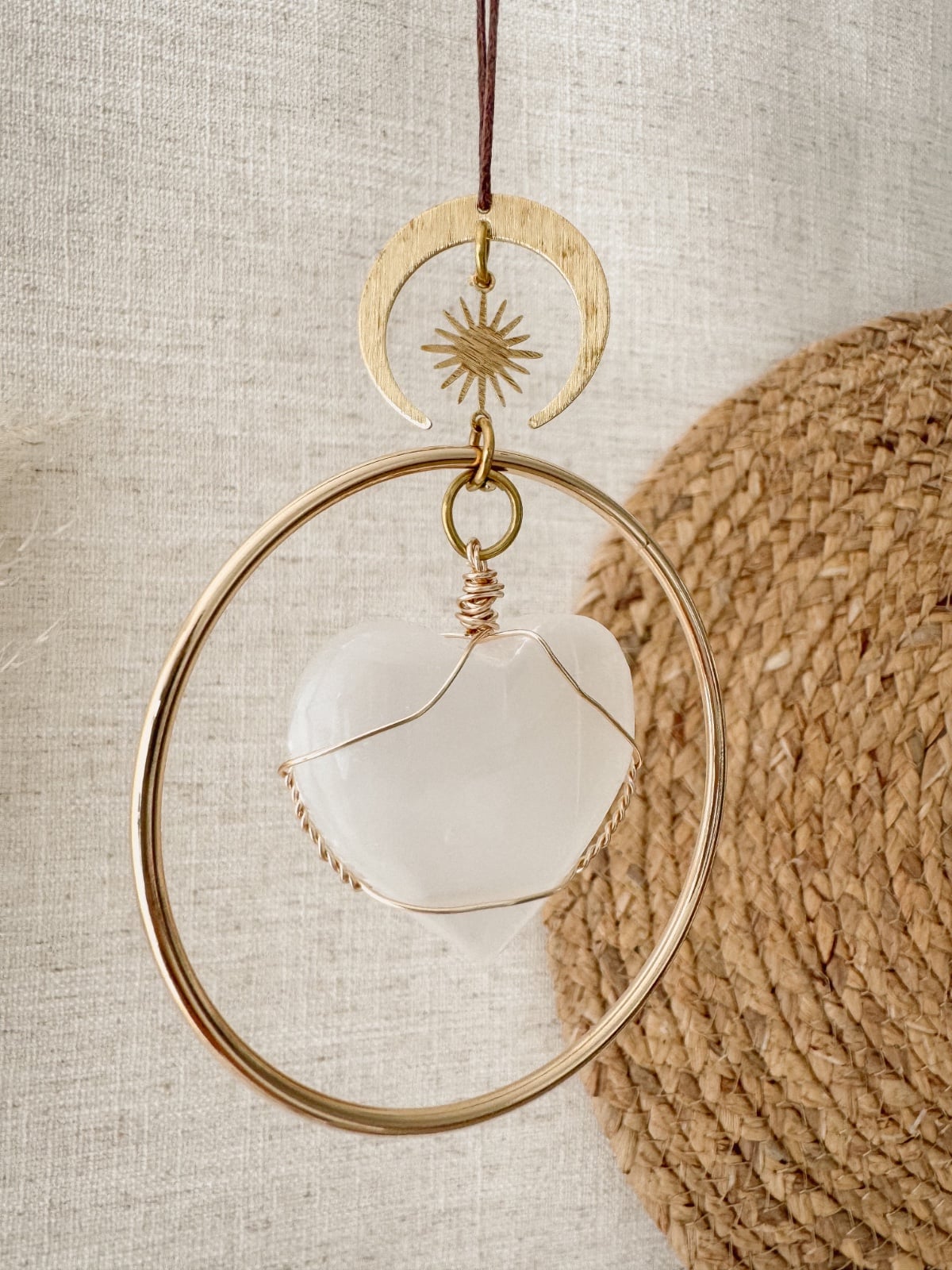 Handgemaakte decoratieve hanger met seleniet hart: voor zuiverheid, rust en balans in huis - 76828.jpeg Handgemaakte decoratieve hanger met seleniet hart: voor zuiverheid, rust en balans in huis