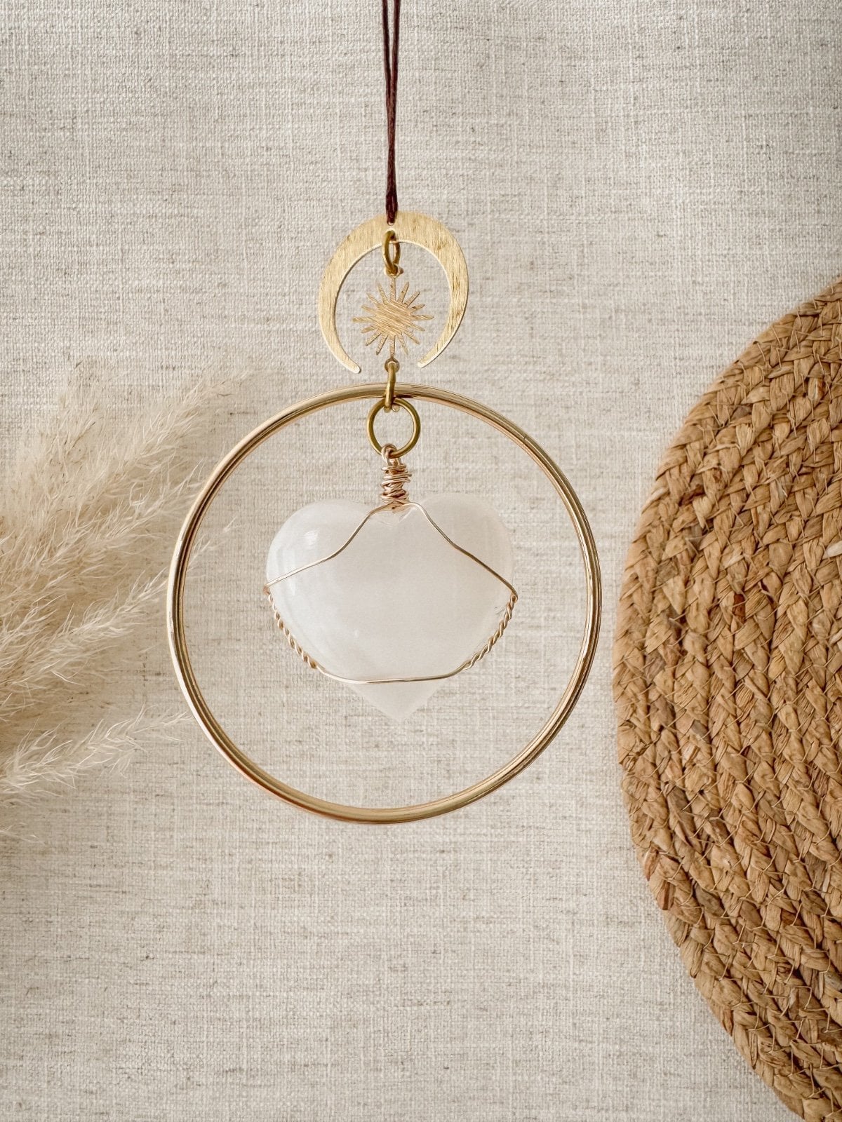 Handgemaakte decoratieve hanger met seleniet hart: voor zuiverheid, rust en balans in huis - 76829.jpeg Handgemaakte decoratieve hanger met seleniet hart: voor zuiverheid, rust en balans in huis