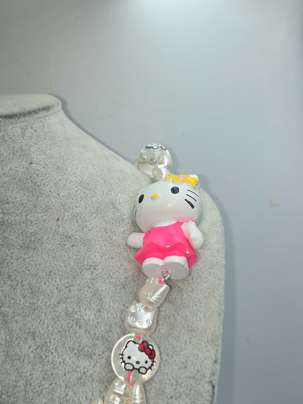 Bijzondere ketting met Vintage Hello Kitty figuurtjes