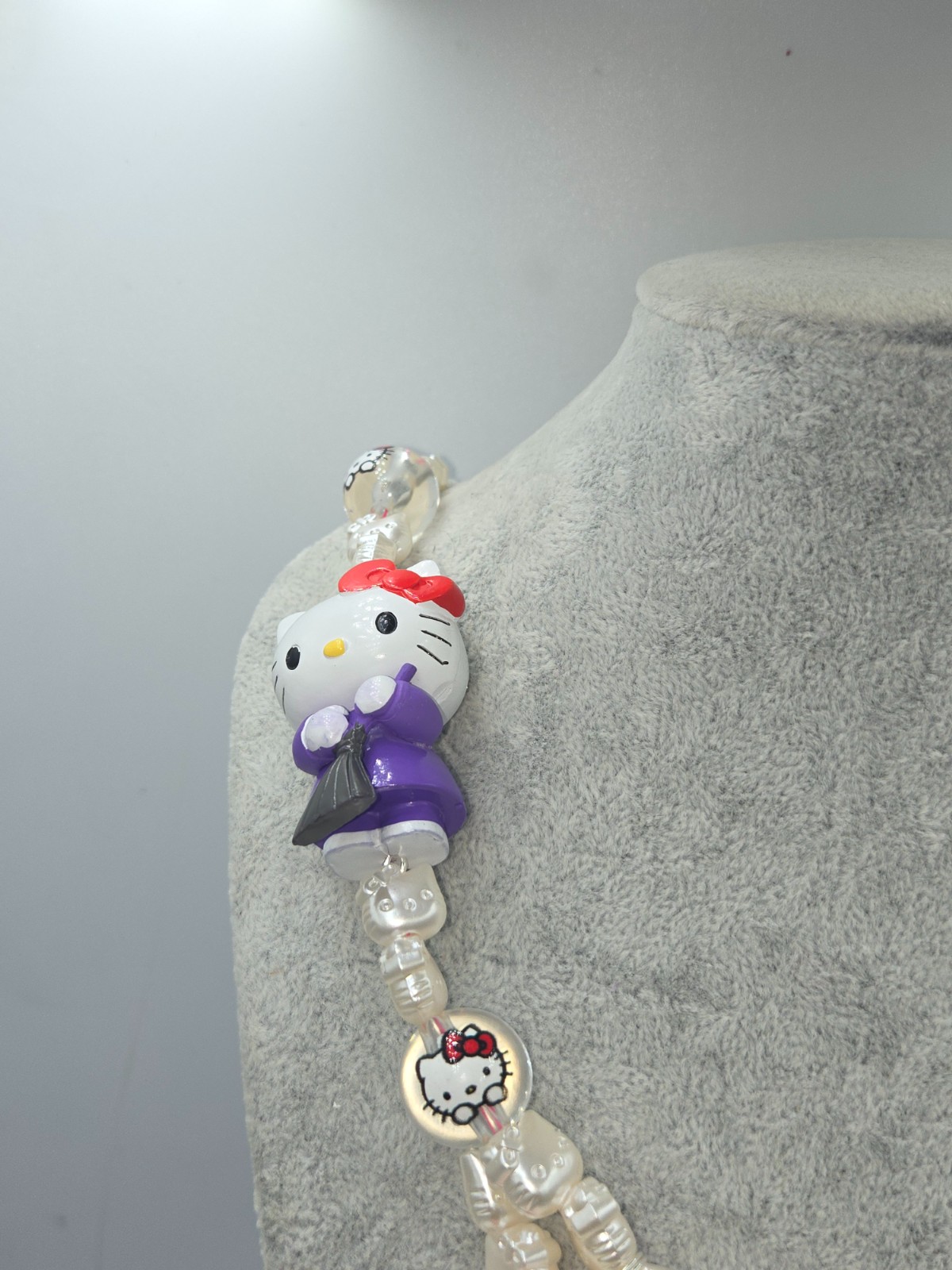 Bijzondere ketting met Vintage Hello Kitty figuurtjes