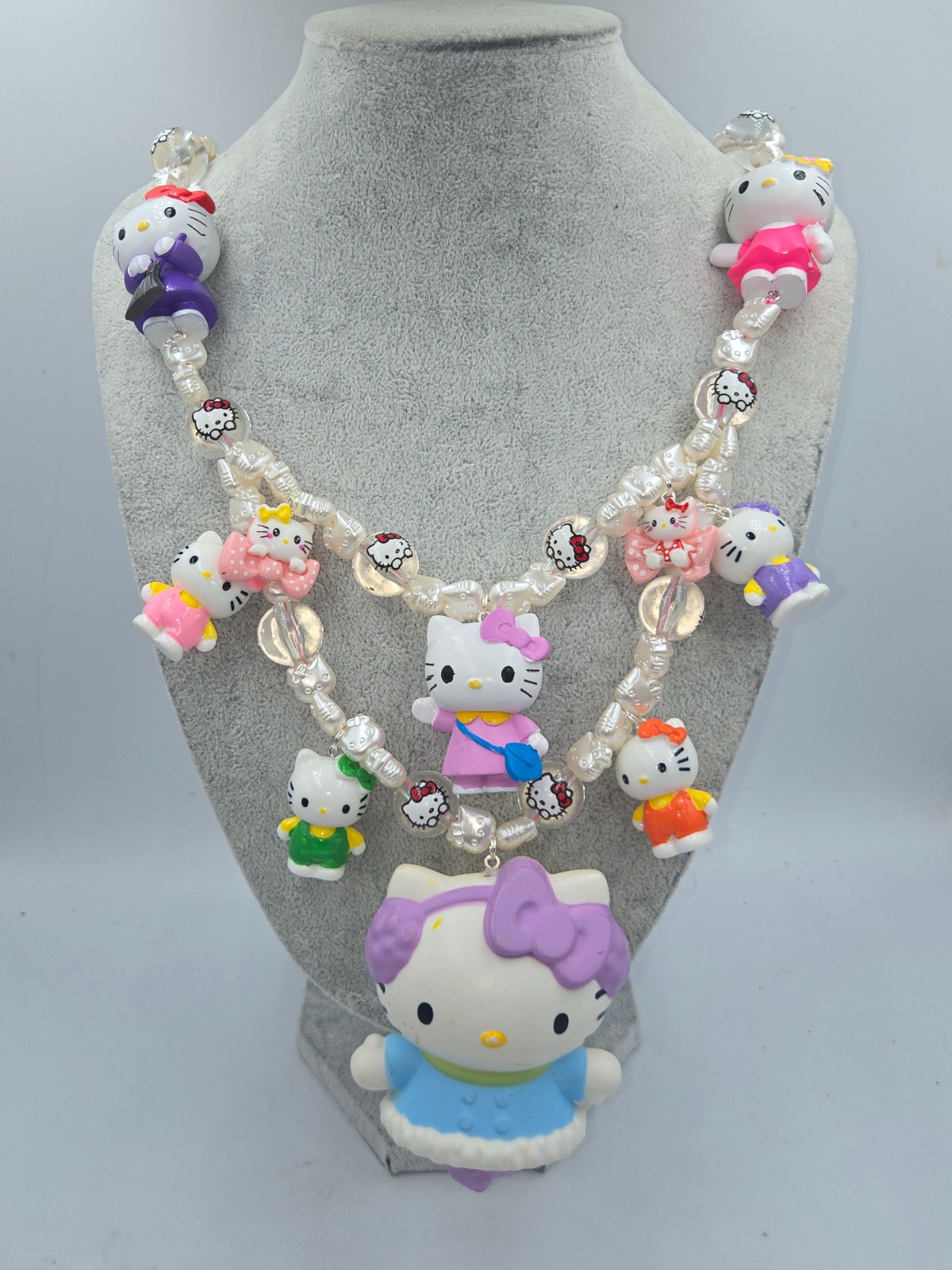 Bijzondere ketting met Vintage Hello Kitty figuurtjes