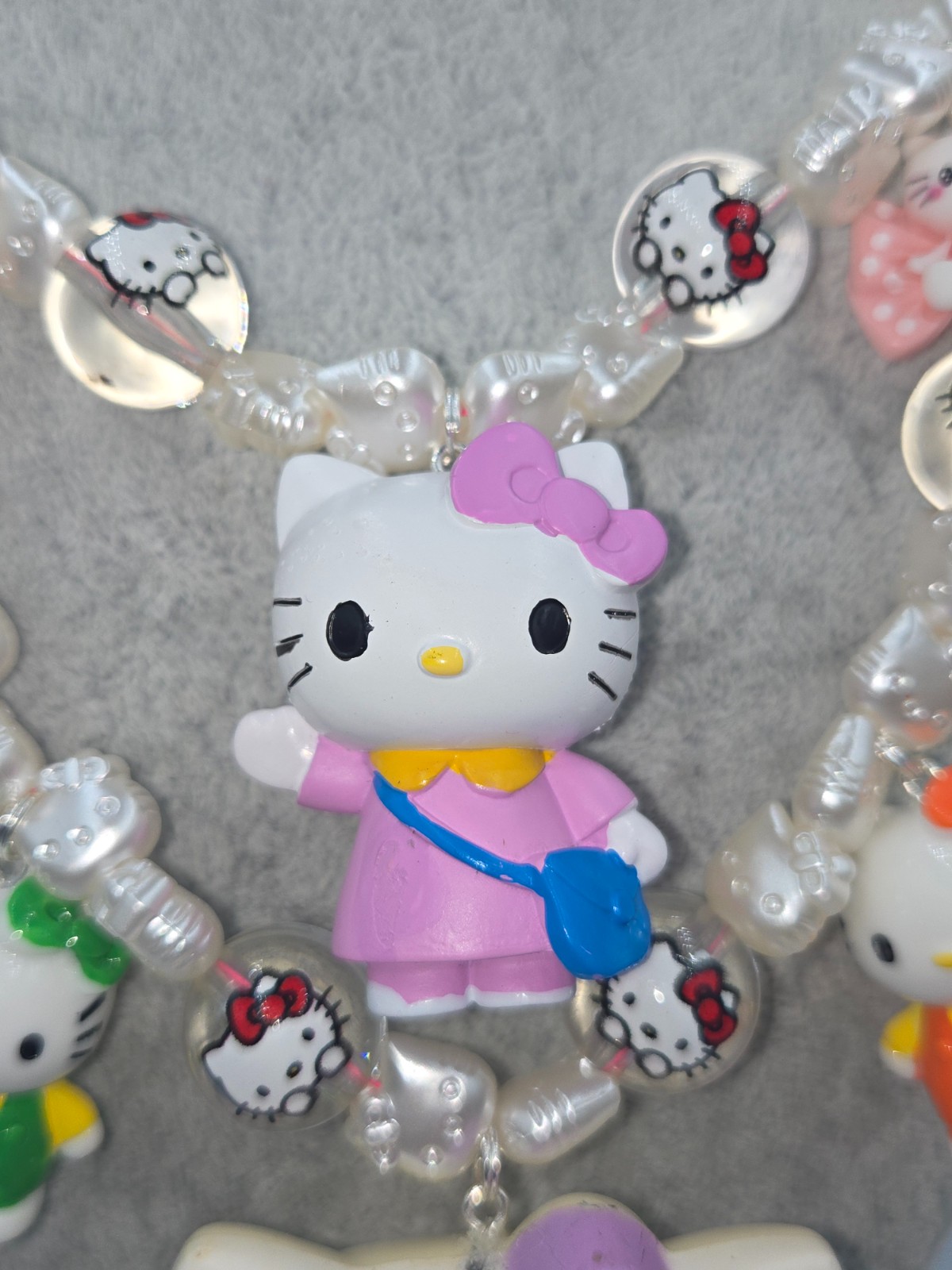 Bijzondere ketting met Vintage Hello Kitty figuurtjes