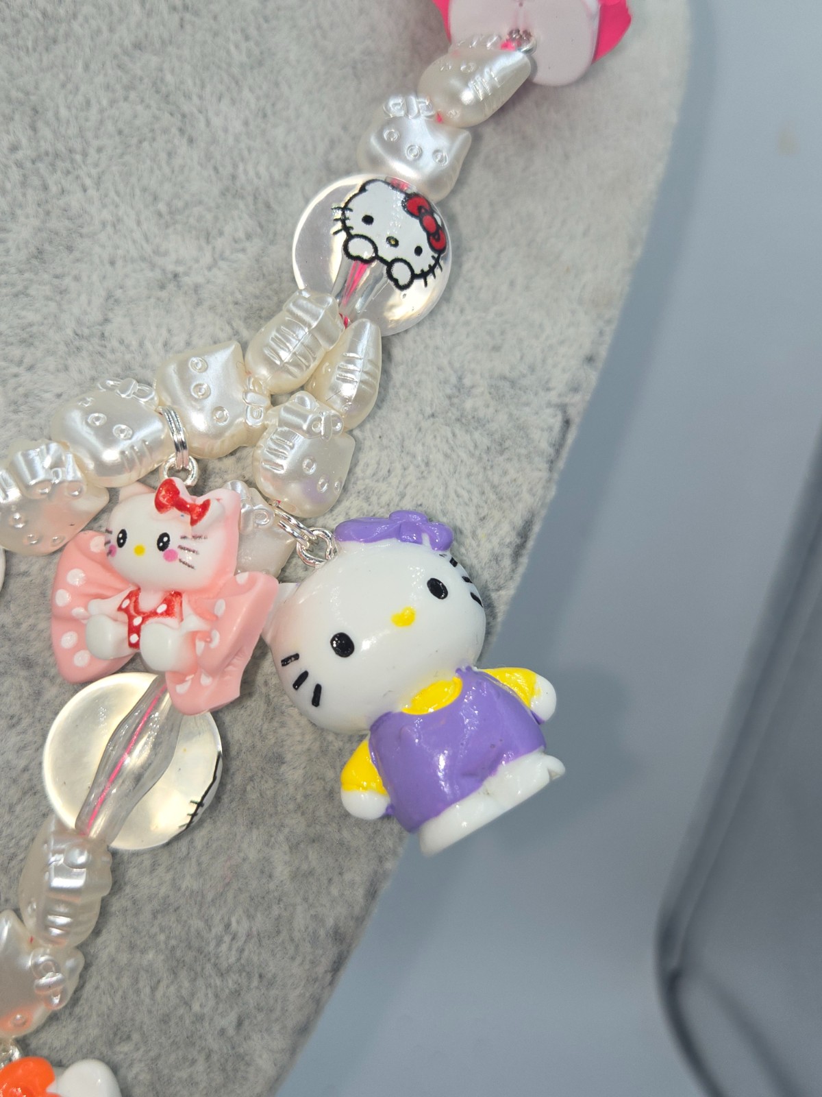 Bijzondere ketting met Vintage Hello Kitty figuurtjes