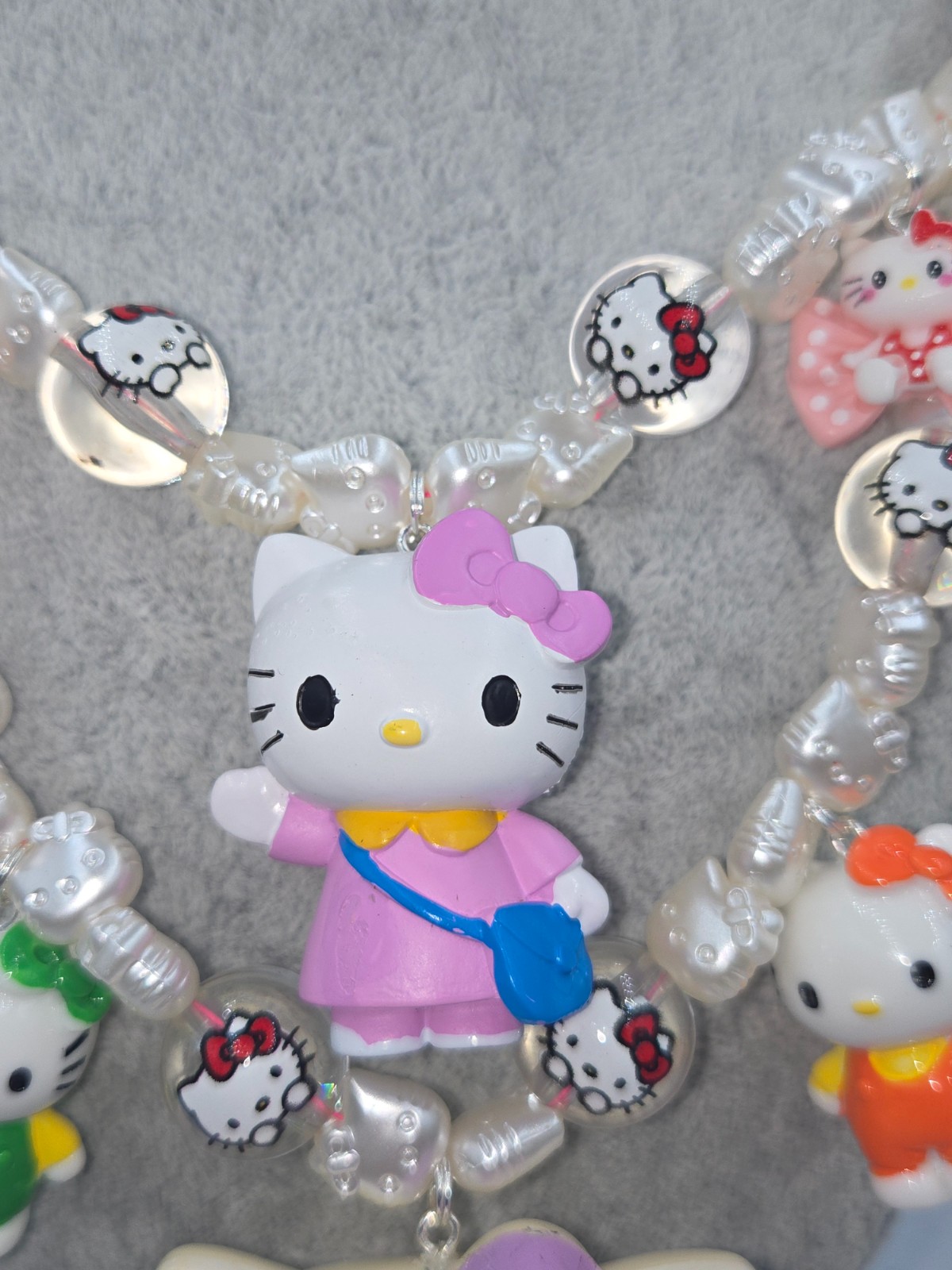 Bijzondere ketting met Vintage Hello Kitty figuurtjes