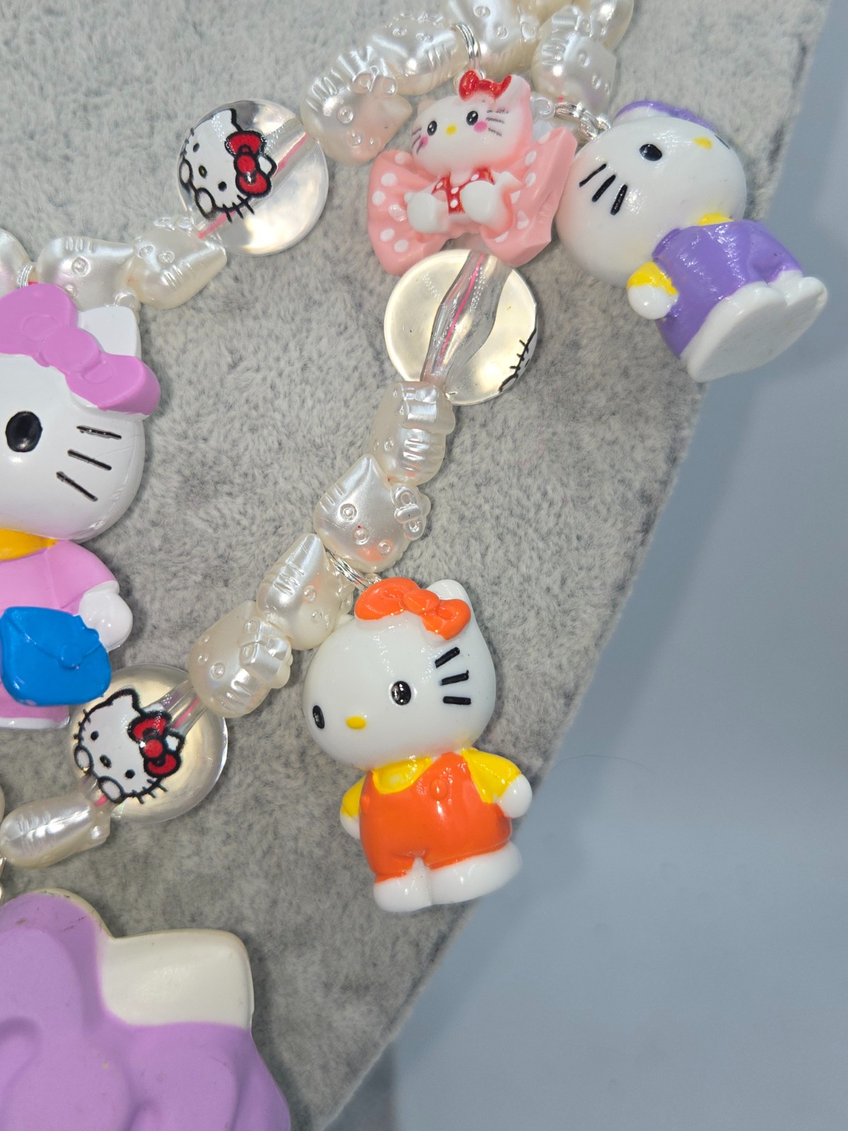 Bijzondere ketting met Vintage Hello Kitty figuurtjes