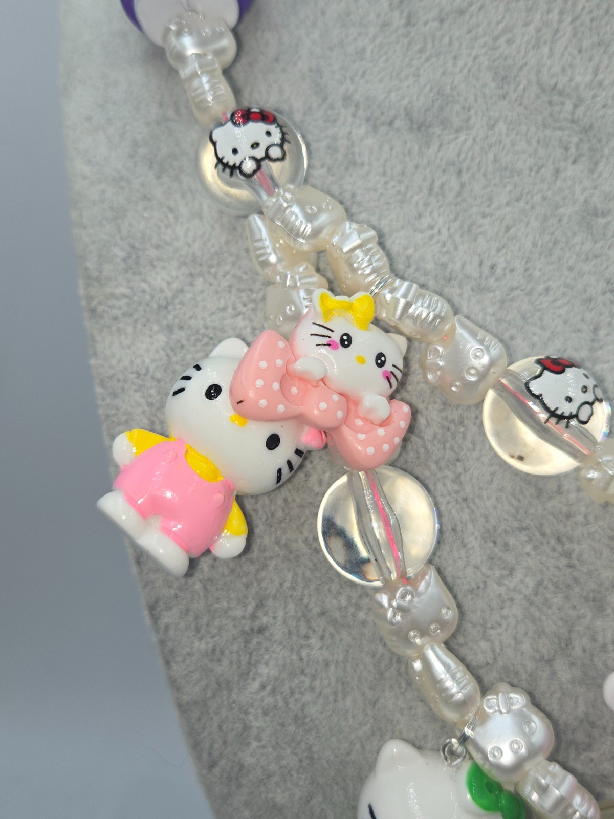 Bijzondere ketting met Vintage Hello Kitty figuurtjes