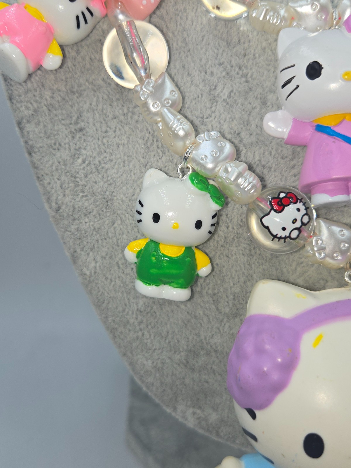 Bijzondere ketting met Vintage Hello Kitty figuurtjes