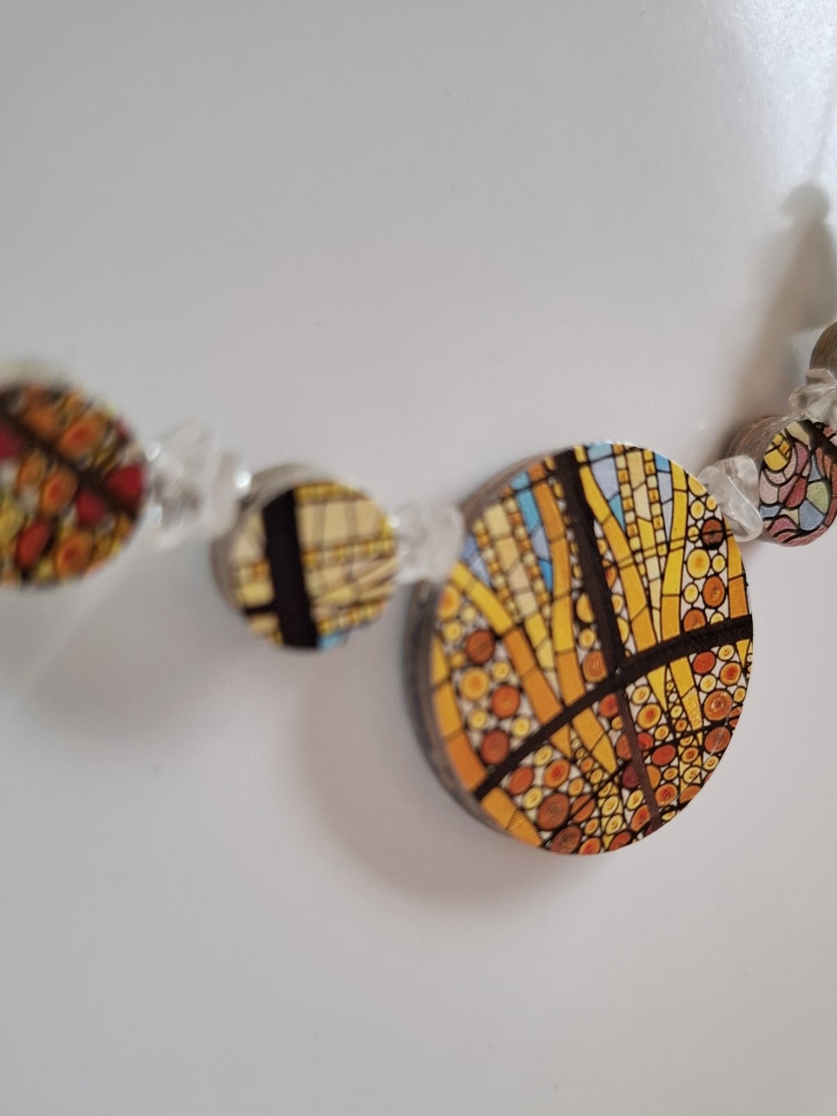 Lichtgewicht ketting met kleurrijke papieren kralen en bergkristal - 76332.jpeg Lichtgewicht ketting met kleurrijke papieren kralen en bergkristal