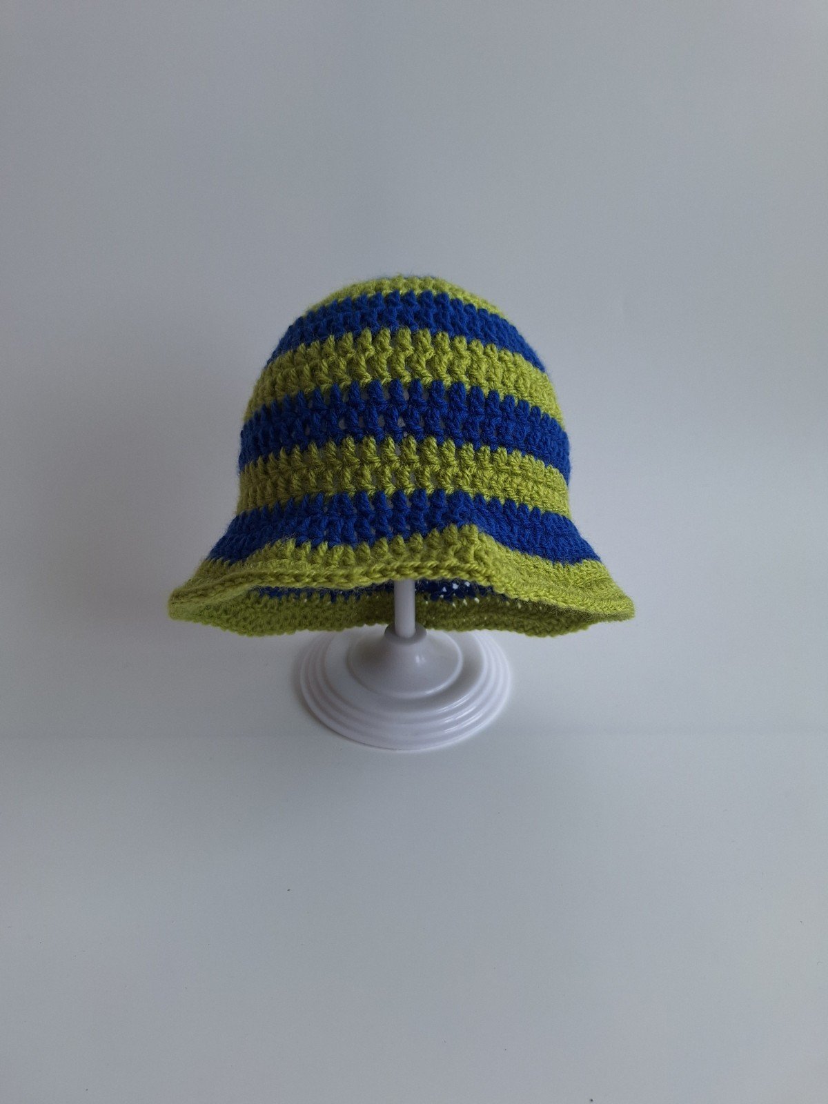 Gehaakt baby zonnehoedje 'Groen en blauw'