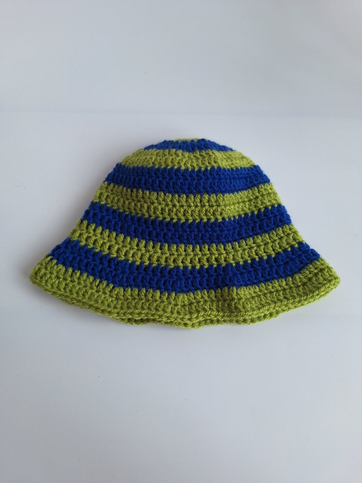 Gehaakt baby zonnehoedje 'Groen en blauw'