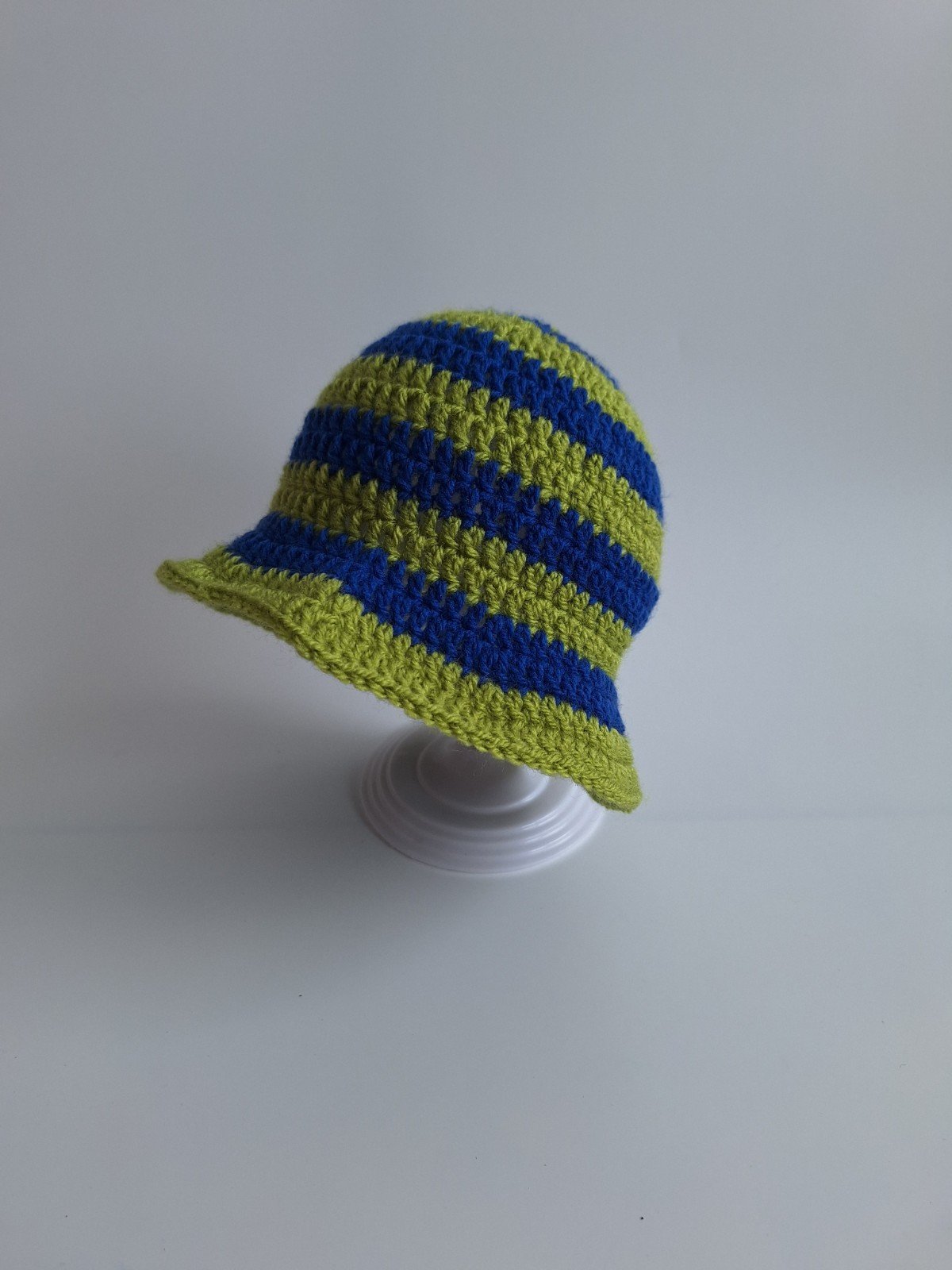 Gehaakt baby zonnehoedje 'Groen en blauw'