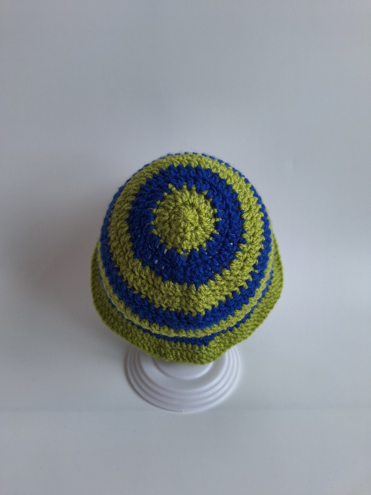 Gehaakt baby zonnehoedje 'Groen en blauw'