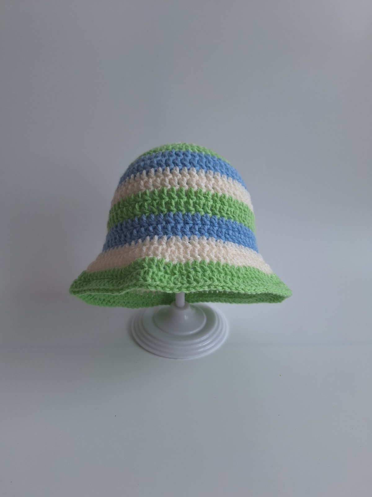 Gehaakt baby zonnehoedje 'Groen, blauw en crème' - 82247 Gehaakt baby zonnehoedje 'Groen, blauw en crème'