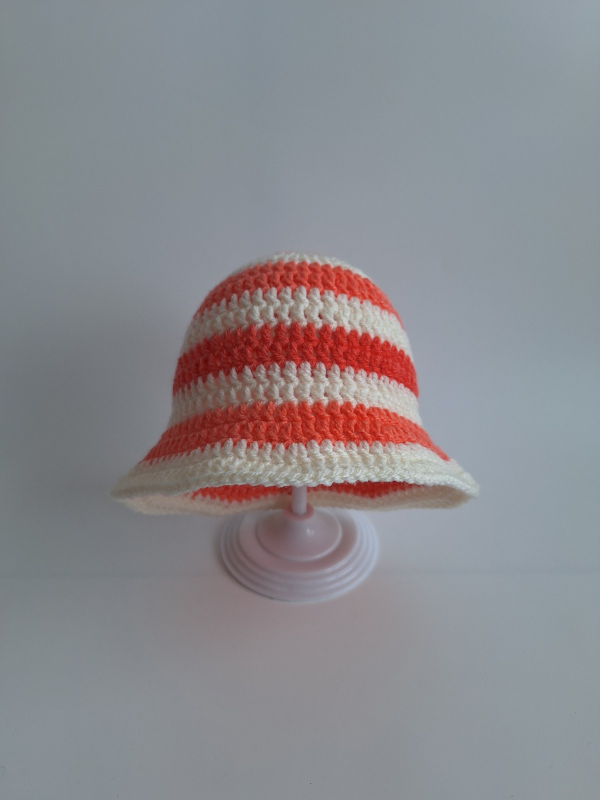 Gehaakt baby zonnehoedje 'Koraaloranje en crème'