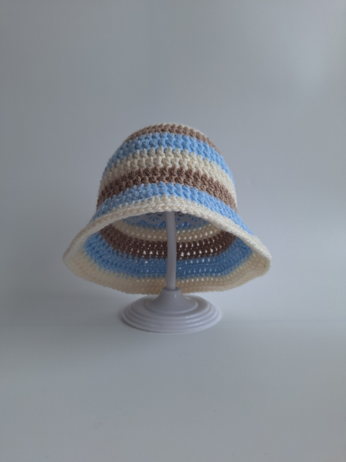 Gehaakt baby zonnehoedje 'Lichtblauw, beige en crème'