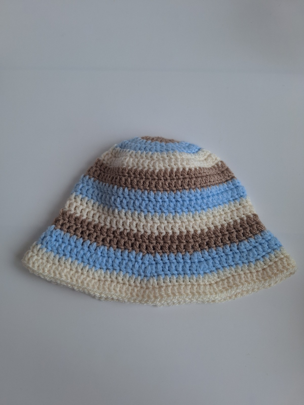 Gehaakt baby zonnehoedje 'Lichtblauw, beige en crème'