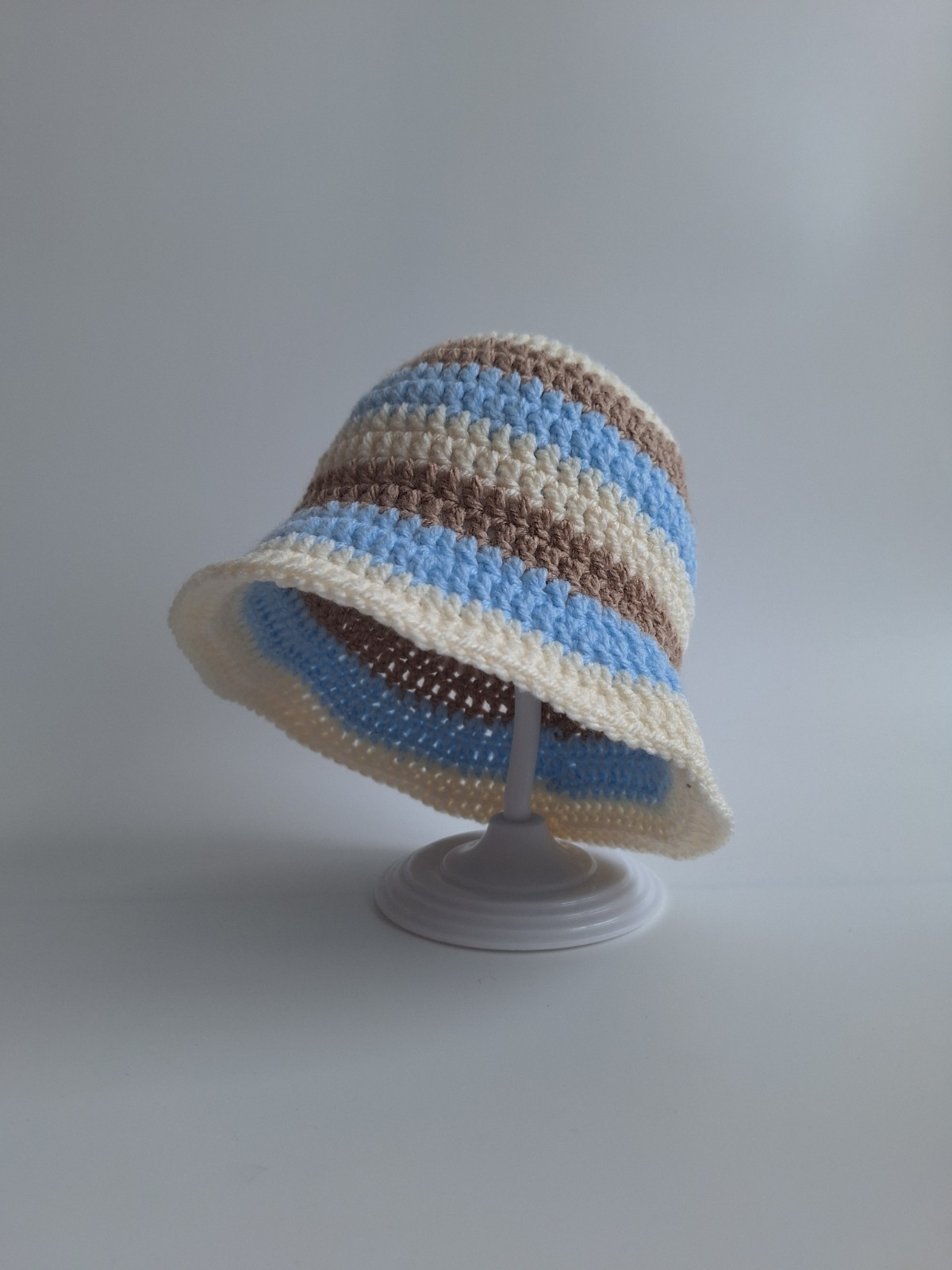 Gehaakt baby zonnehoedje 'Lichtblauw, beige en crème'