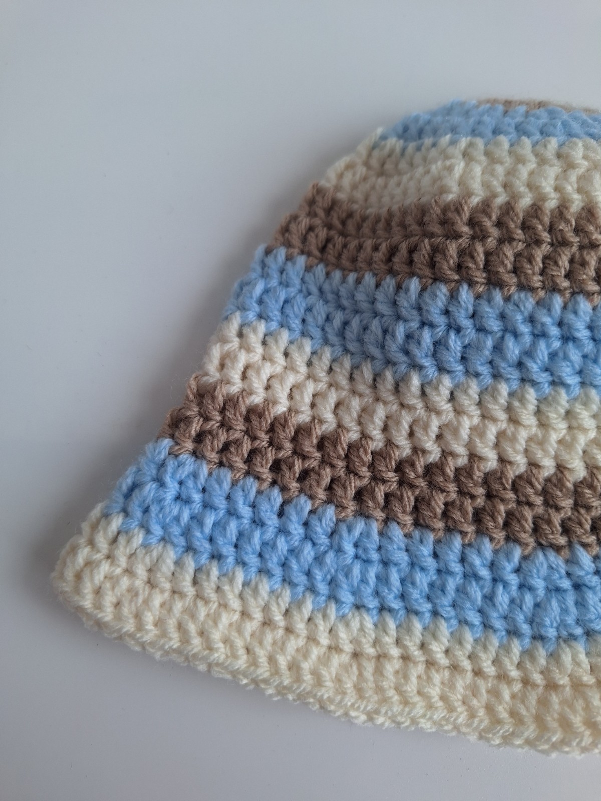 Gehaakt baby zonnehoedje 'Lichtblauw, beige en crème'