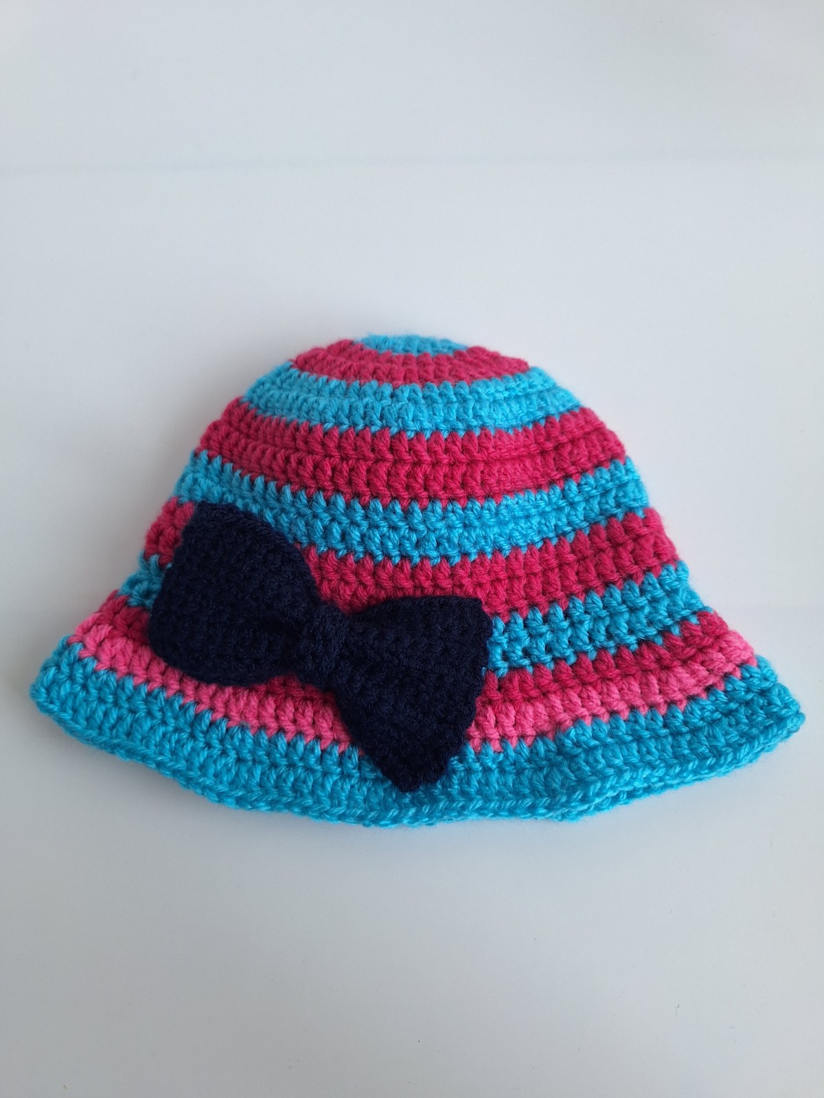Gehaakt baby zonnehoedje 'Roze en blauw met strik' - 82213 Gehaakt baby zonnehoedje 'Roze en blauw met strik'