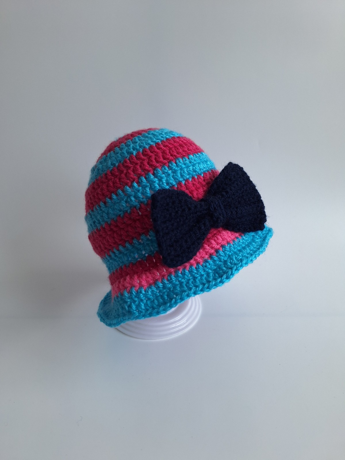 Gehaakt baby zonnehoedje 'Roze en blauw met strik' - 82215 Gehaakt baby zonnehoedje 'Roze en blauw met strik'