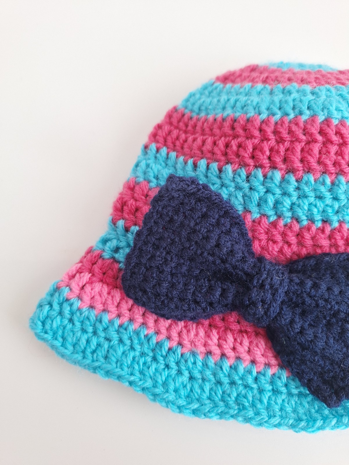 Gehaakt baby zonnehoedje 'Roze en blauw met strik' - 82217 Gehaakt baby zonnehoedje 'Roze en blauw met strik'