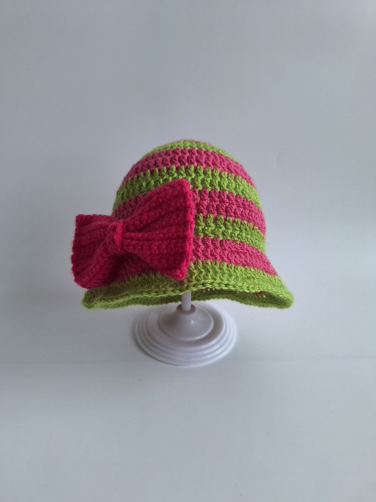 Gehaakt baby zonnehoedje 'Roze en groen met strikje'